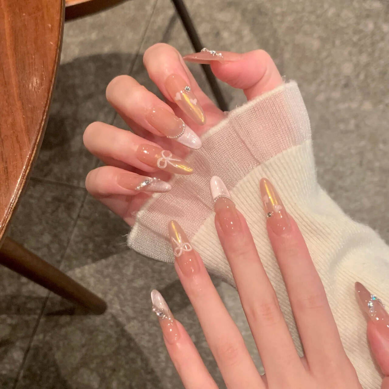 Red de celebridades de Internet, diamante hecho a mano, armadura de almendras, ojos de gato franceses largos, lazo de amor, uñas de uñas, productos terminados