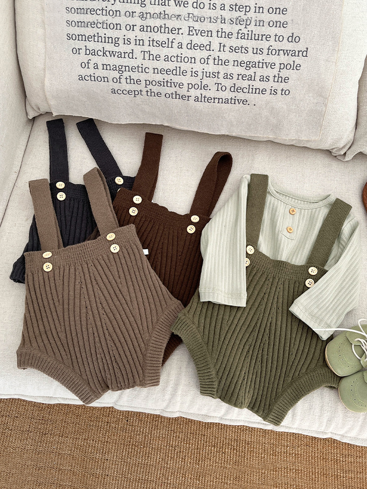 乳幼児用のニットのズボンはおならを包みます。