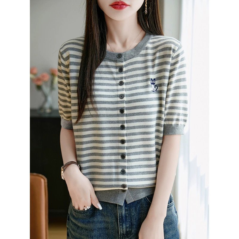 Серый полосатый короткий вязаный кардиган с коротким рукавом, новинка лета 2025, футболка с вышивкой котенка, уникальный и стильный топ