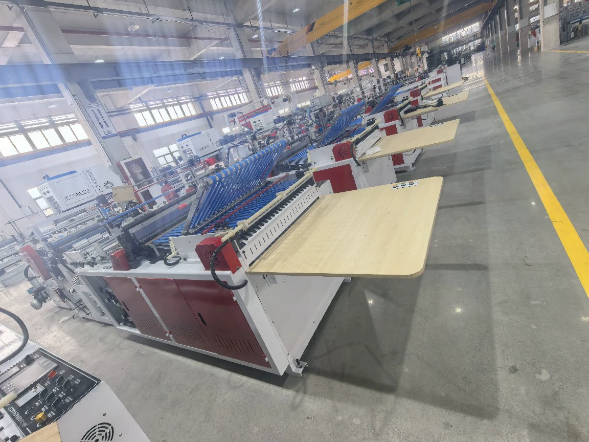 Производитель выпускает машину для термической резки с боковой сваркой, машину для производства пакетов OPP и машину для производства экспресс-пакетов.