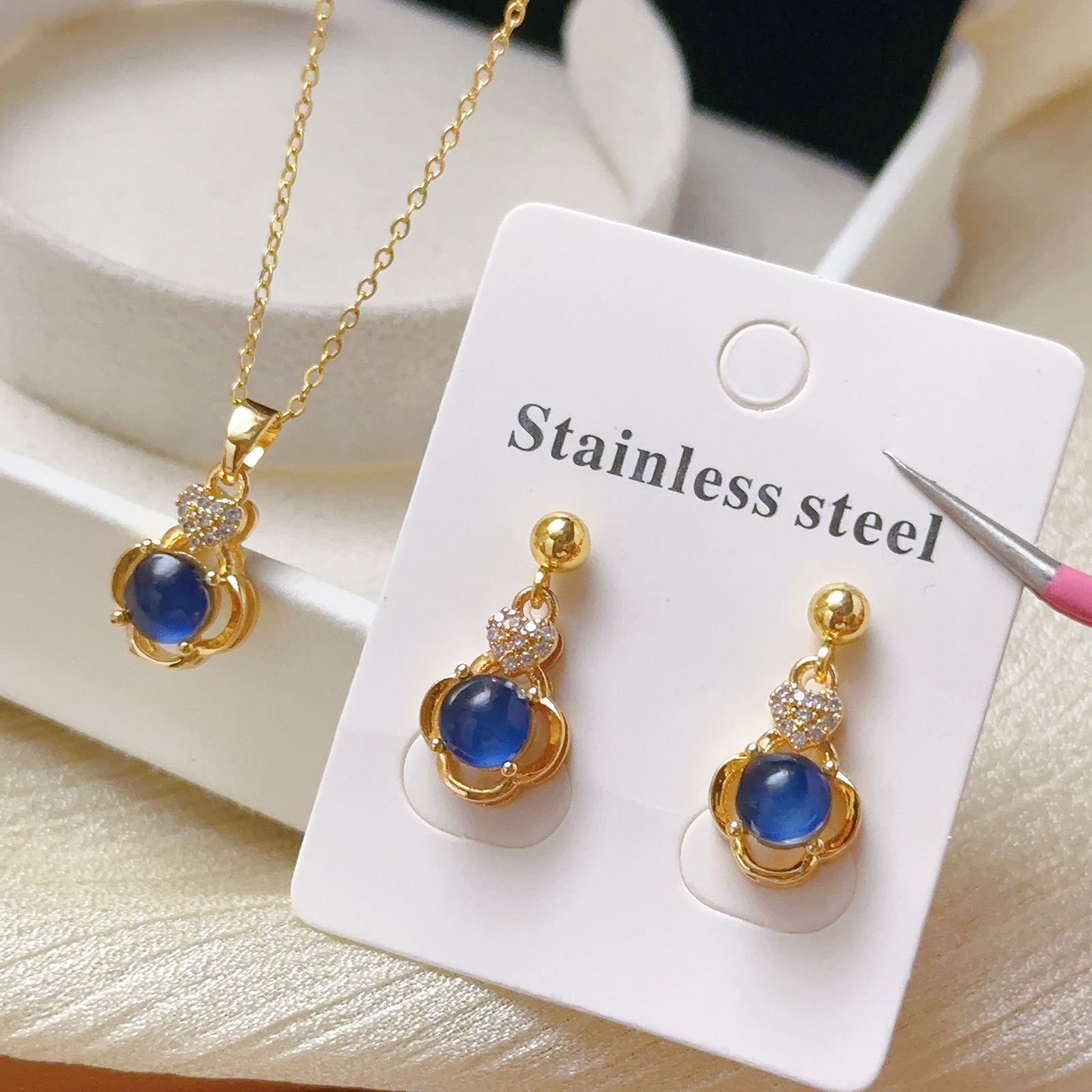 Elegante Europa y América nueva flor de cobre micro-pantalón de piedra de diamante temperamento lujoso hueco collar de diamante azul pernos de orejas para mujeres