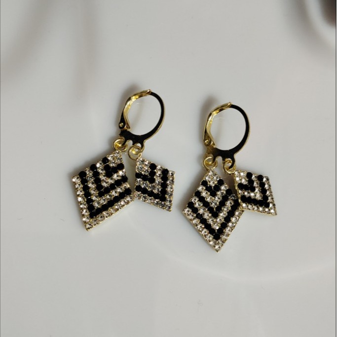 Black and White Diamond-Encrusted Rhombus Earrings for Women, Contrasting Colors, Accessible Luxury, High-End Elegant Earrings, Exquisite and Versatile Slimming Look Earrings