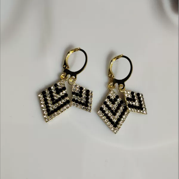 Black and White Diamond-Encrusted Rhombus Earrings for Women, Contrasting Colors, Accessible Luxury, High-End Elegant Earrings, Exquisite and Versatile Slimming Look Earrings
