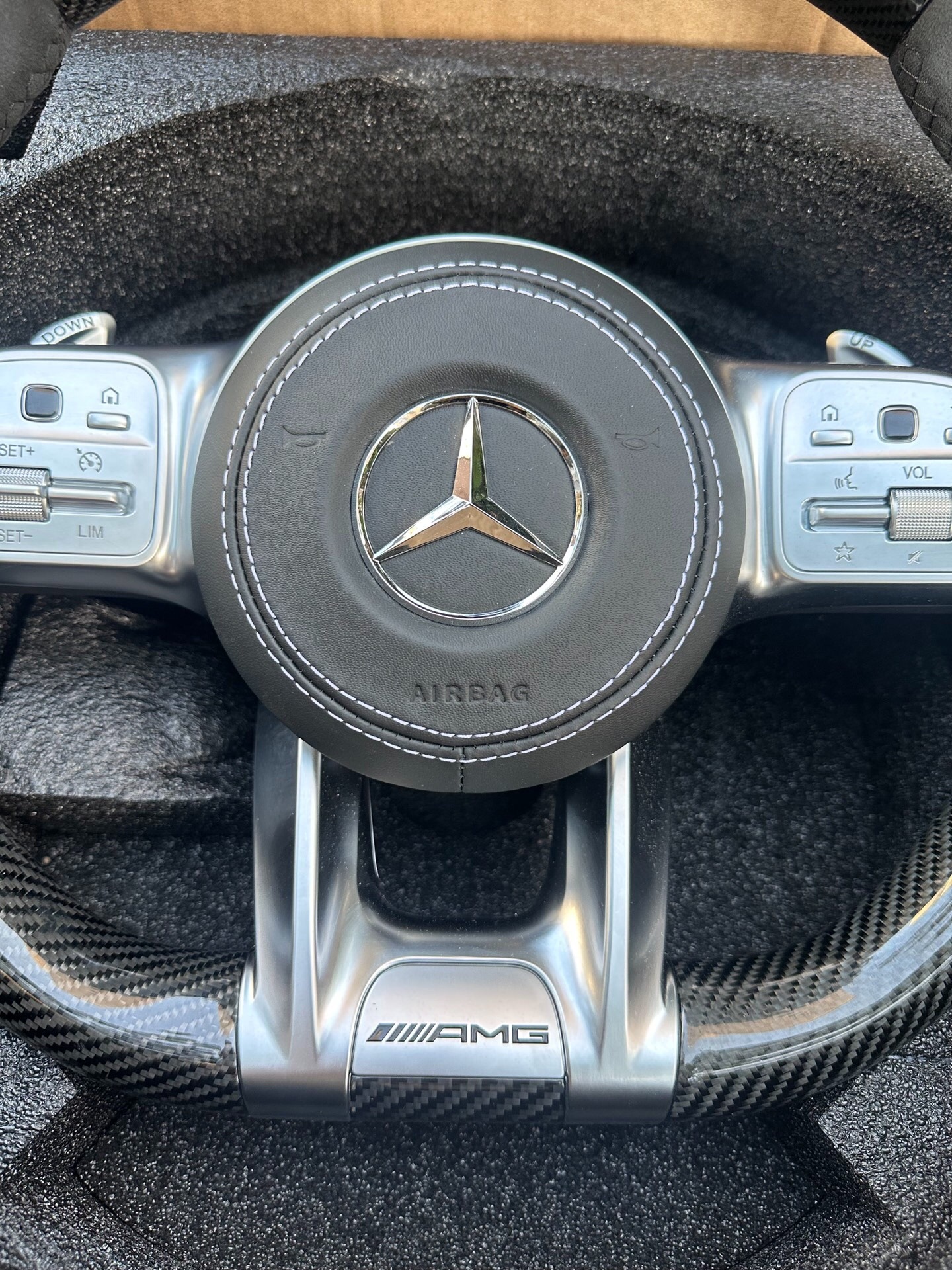 Suitable for Mercedes-Benz steering wheels of A-Class, C-Class, E-Class, and ML models; used for upgrading and modifying older models to newer ones; AMG carbon fiber steering wheel assembly
