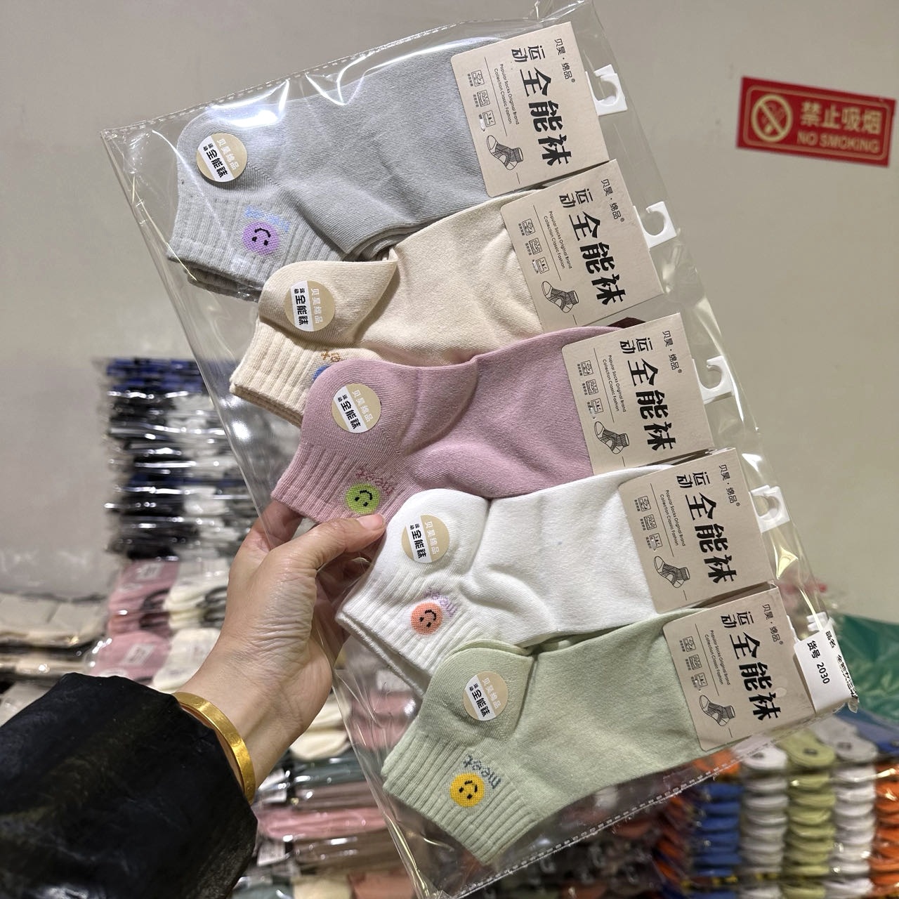 2025 primavera nuevos calcetines para hombres tendencia de los estudiantes calcetines de algodón de poliéster de corte bajo calcetines deportivos de tubo corto para niños calcetines de mujer de moda