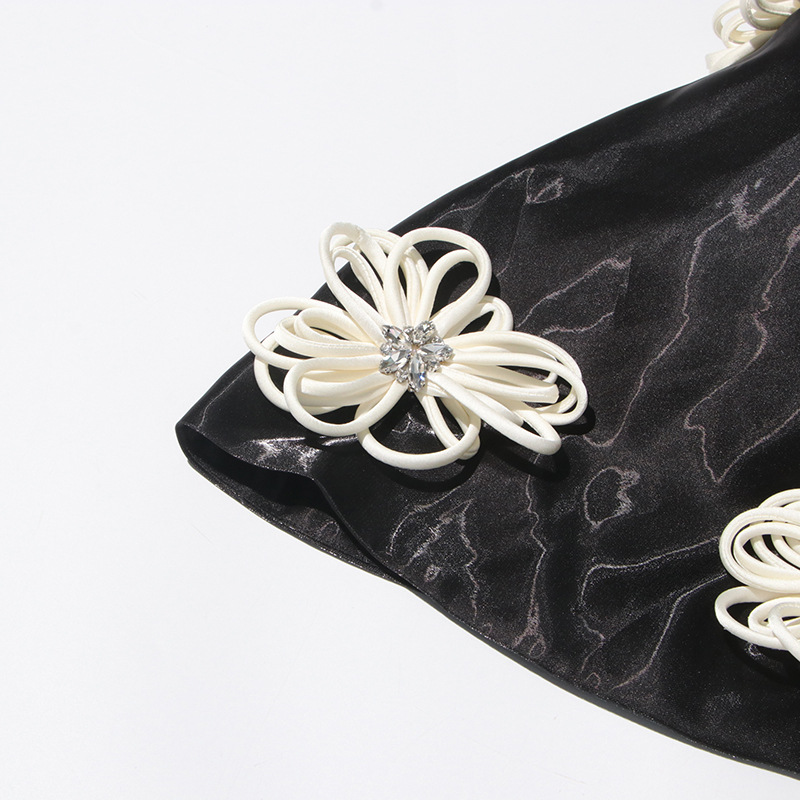 Abito da sera elegante da donna con dettagli floreali_voghion.com