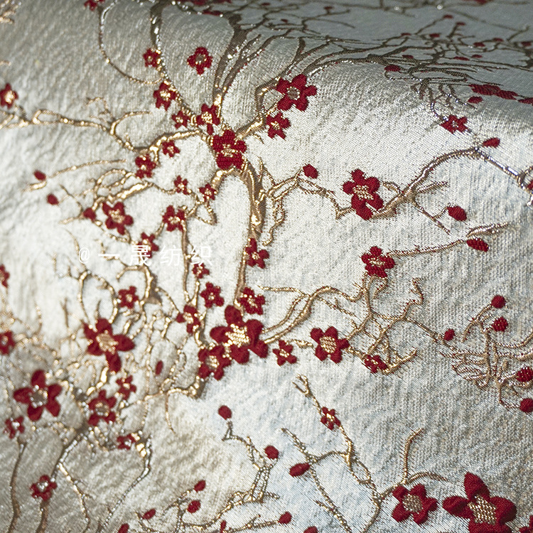 梅花朵朵反光金底礼服裙布料民族服凹凸浮雕提花汉服旗袍女装面料