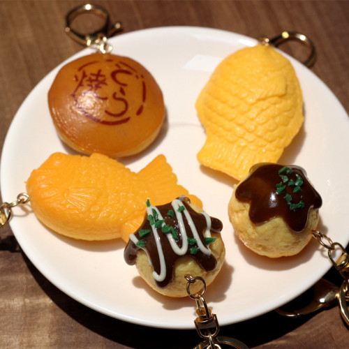 Fun and creative simulated food octopus balls dorayaki car keychain bag packaging pendant student gift