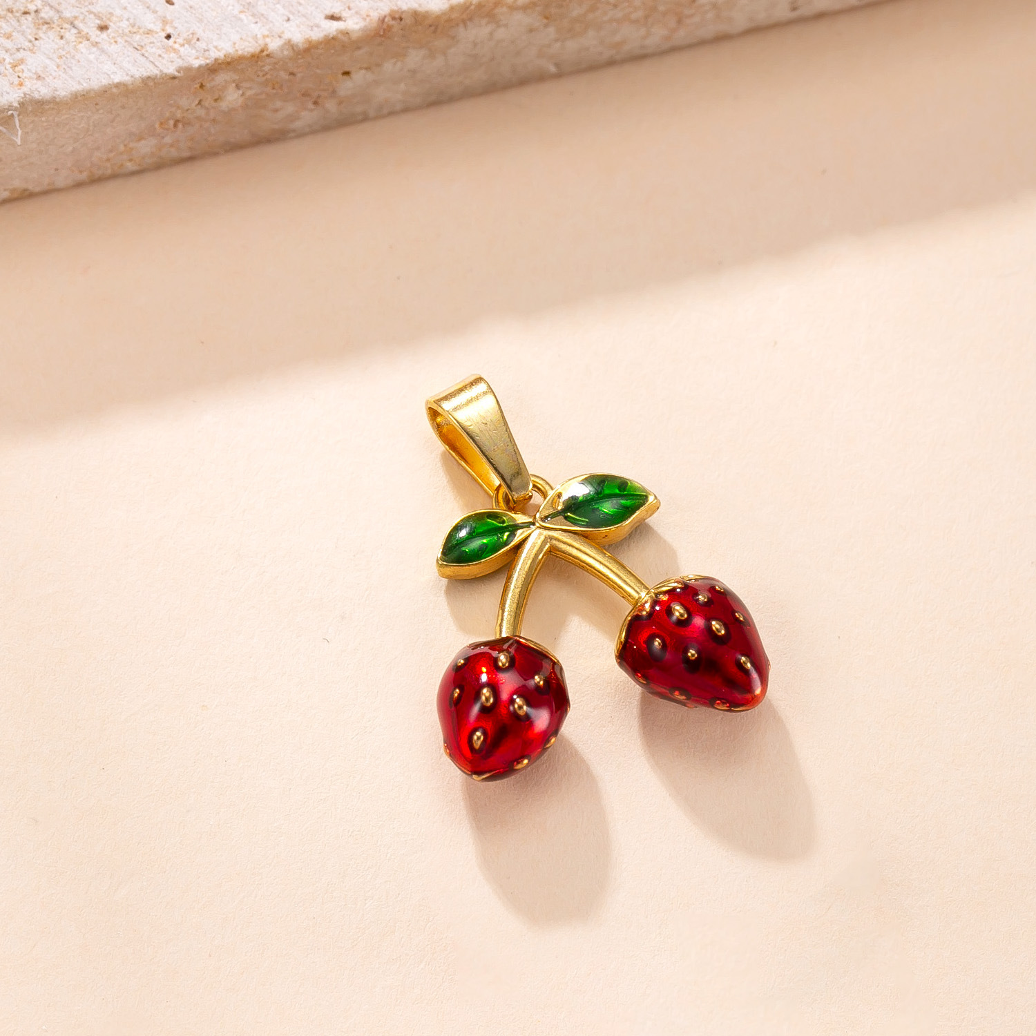 Colgante único Moda europea y americana Joyería de acero inoxidable Color Drop Oil Colgante de cereza tridimensional Accesorios de bricolaje Colgante al por mayor