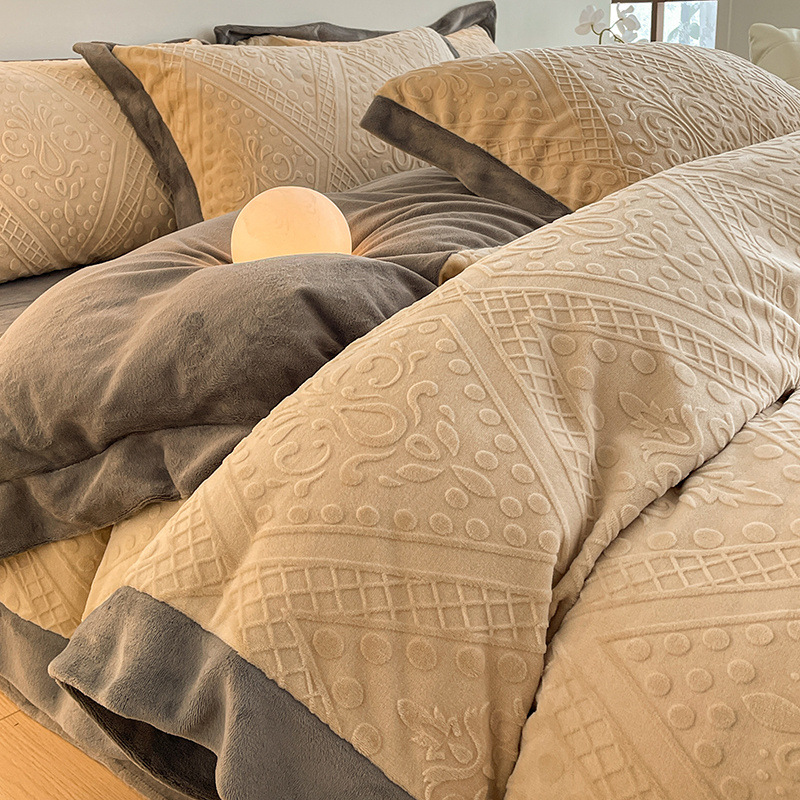 Cama de terciopelo de leche tallada de alta gama de lujo ligero de cuatro piezas de terciopelo de coral de invierno de doble cara más funda de edredón de sábana de terciopelo de tres piezas