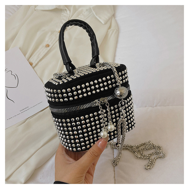 Women's Fashion Solid Color With Drill Pearl Chain Square Zipper Square Bag Pu Leather Shoulder Bags display picture 2