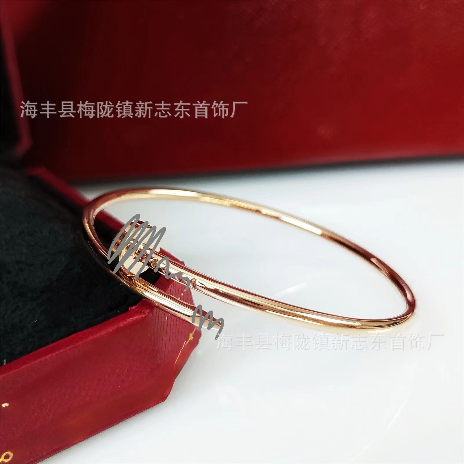 高バージョンの釘のブレスレットの厚さは18kのバラの金の光沢のあるブレスレットをめっきします。