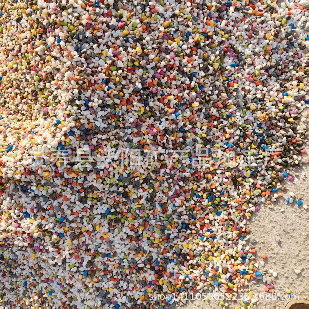 直销长期供应彩色鹅卵石多种颜色机制大量批发现货多彩装饰石