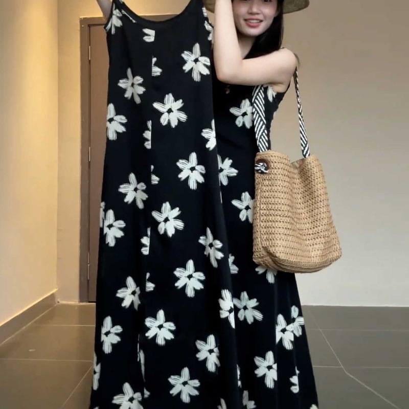 法式海边度假黑色吊带碎花连衣裙子女夏季2025新款小个子气质长裙|undefined