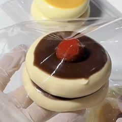 小紅の本は同じ舒芙蕾クリームをつまんで、ケーキの泥の手触りをシミュレーションします。