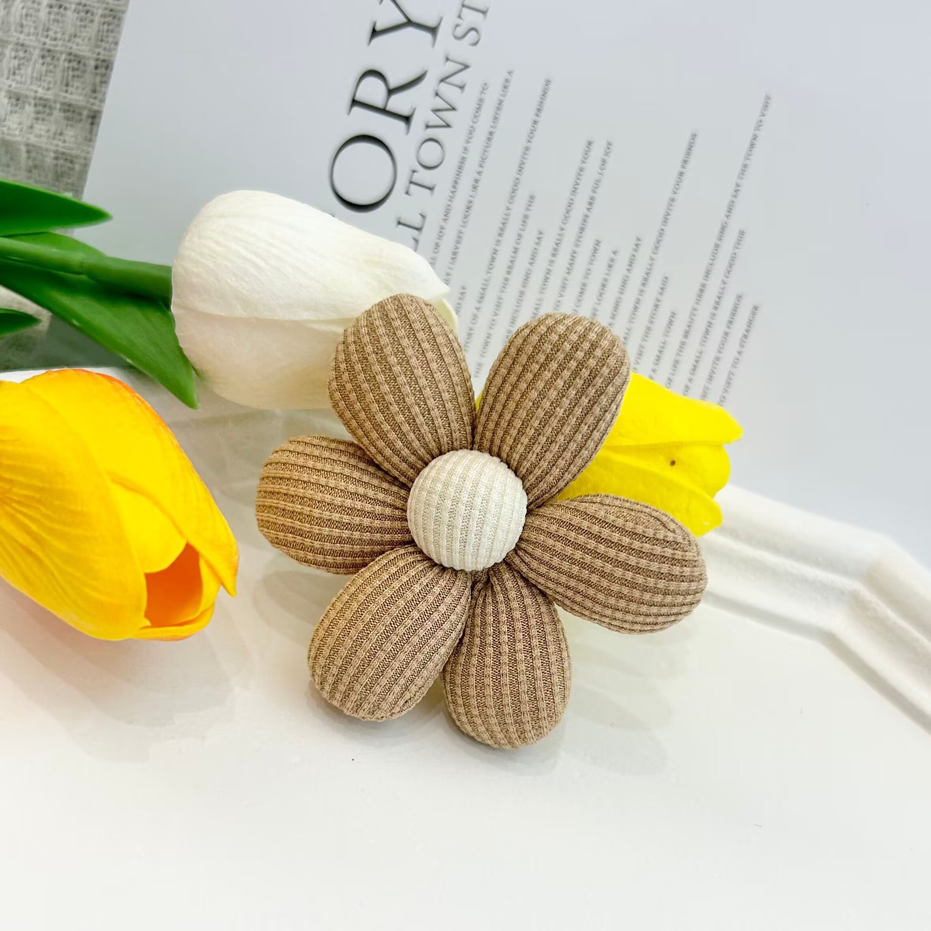 トウモロコシの粒の七色のかわいい花の部品のDIYは綿の6弁の花の頭飾りの部品のブローチの部品の卸売りを詰めます。