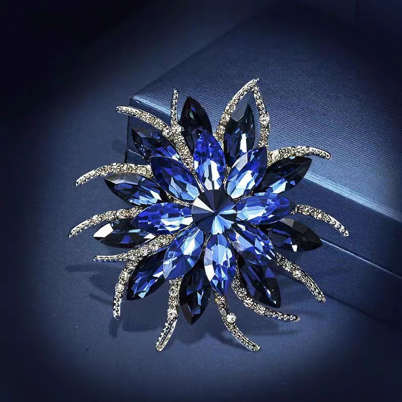 Elegant high-end brooch