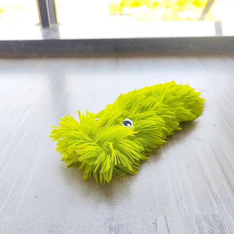 新しいタイプの猫のおもちゃの小さい怪獣は抱っこして音を立てます。|undefined