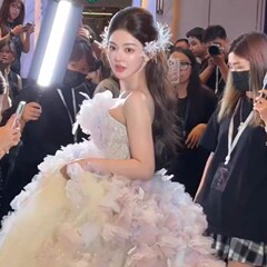 新しいヘラ人気のブライダルヘアアクセサリー白月光ドレスヘアピン誕生日プリンセス旅行写真手作りピンクの頭飾り如意