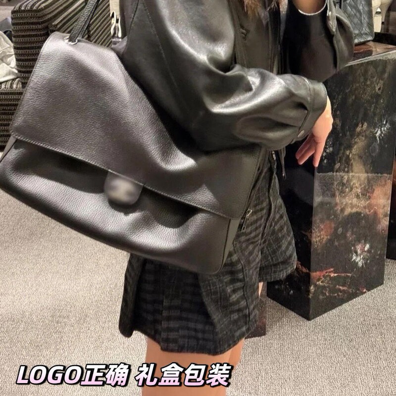 Original high-quality Chanel-style 26 large-capacity leather tote bag with a flap closure, designed for shoulder or underarm carrying Original high-quality Chanel-style 26 large-capacity leather tote bag with a flap closure, designed for shoulder or underarm carrying