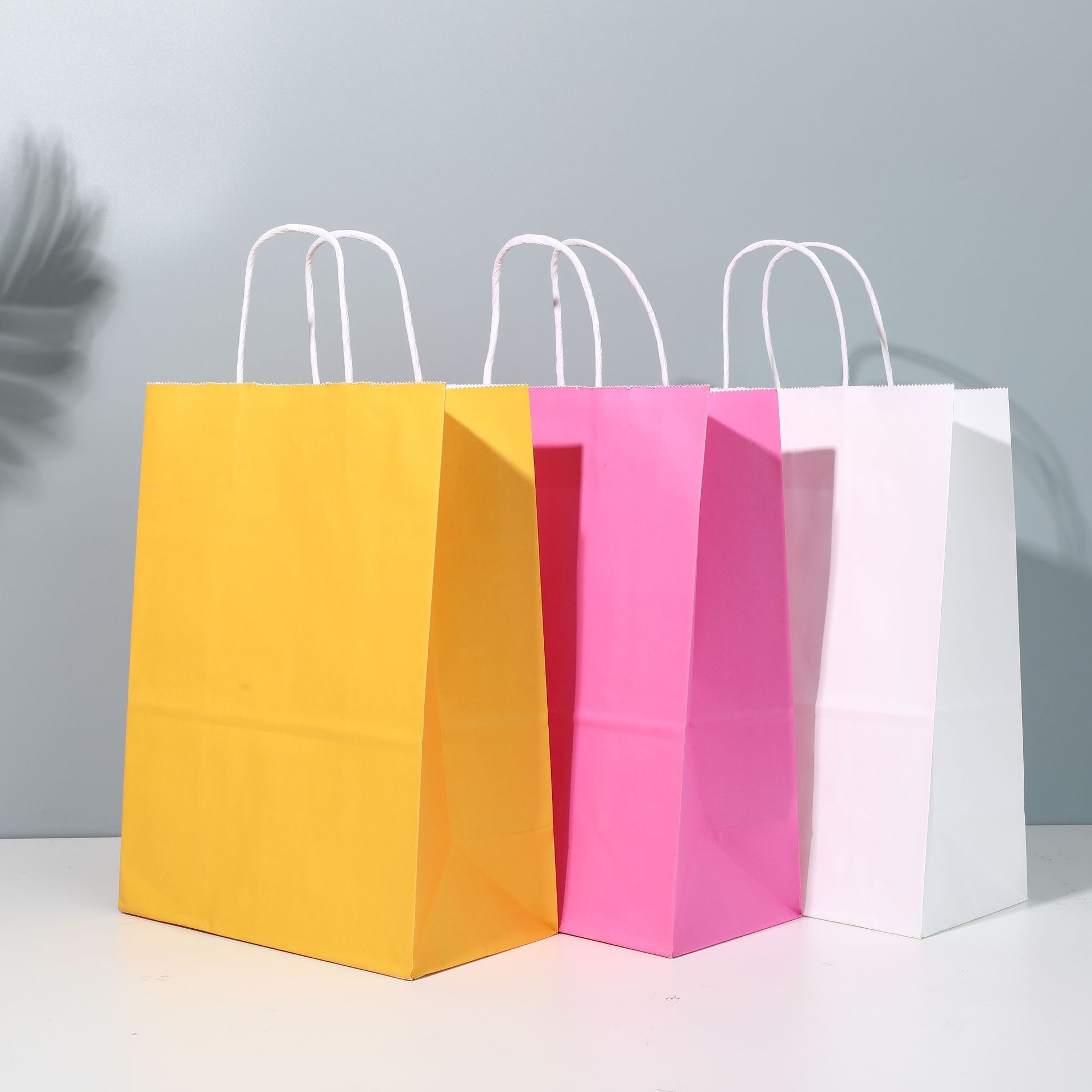 Bolsa de papel kraft portátil en stock Bolsa de embalaje de alimentos para pan Bolsa de embalaje para llevar Bolsa de regalo de compras con logotipo