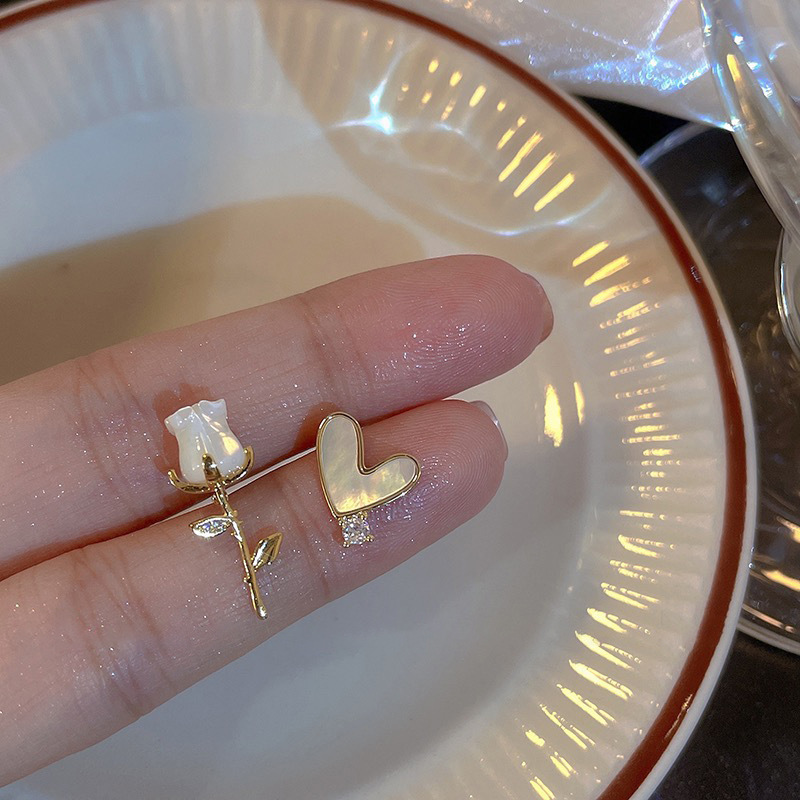 Luz de lujo de alto nivel nicho de diseño femenino sensación de aretes de bordilla temperamento perla asimetría joyería perla al por mayor