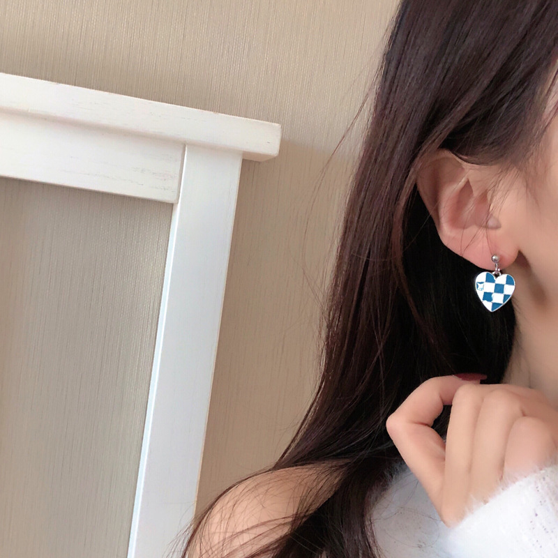 Korean Ins Style Fashion Love Black And White Grid Earrings Personality Retro Wild Earrings display picture 6