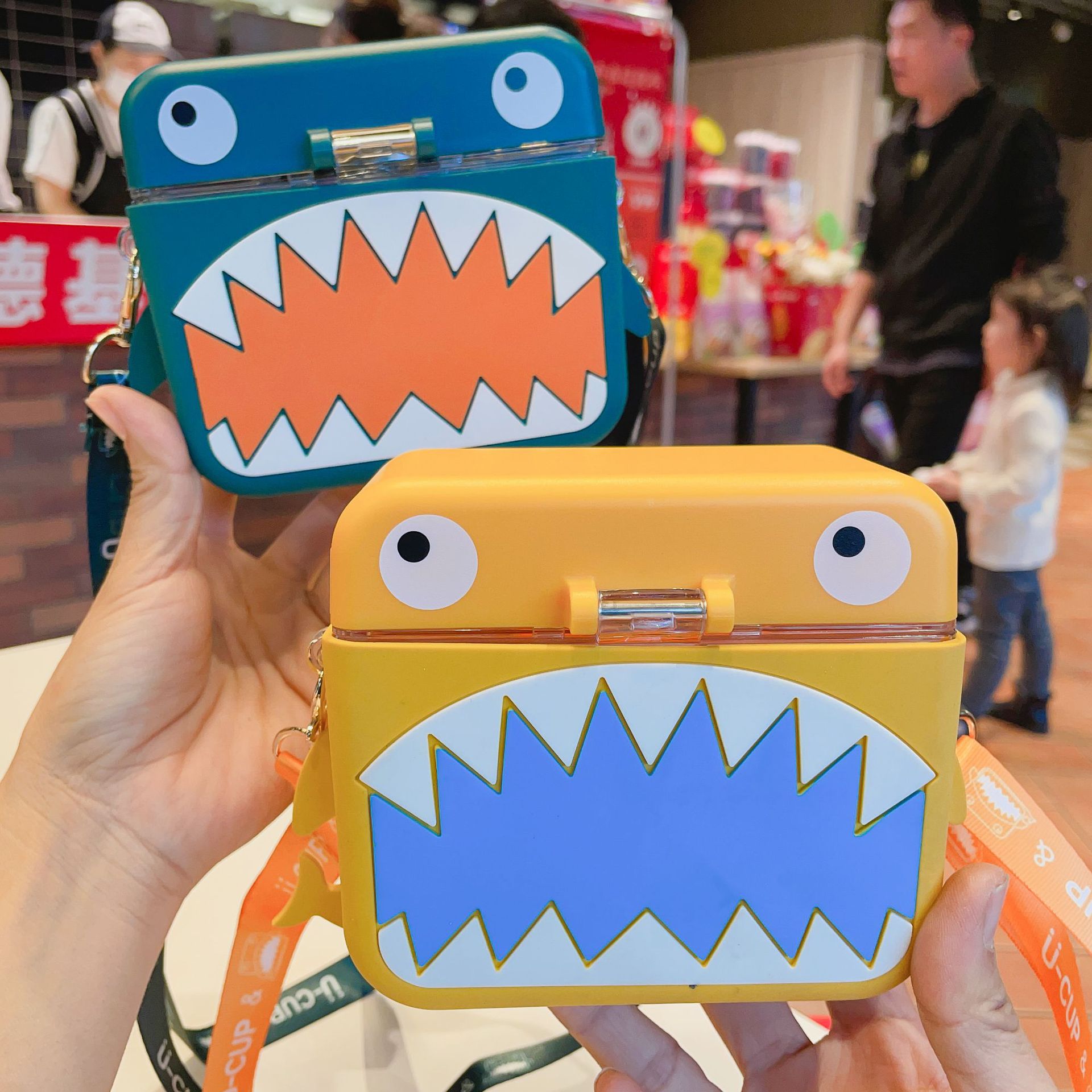 艾可思小鯊魚兒童吸管杯寶寶產品方形盒子學飲杯便攜背繩兒童水壺