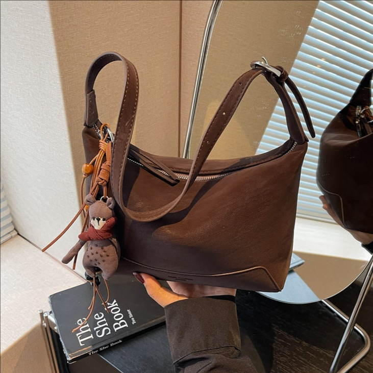 Bolsa retro esmaltada de alta sensación de mujer super caliente bolso de hombro bajo la axila 2025 nuevo invierno ocio mochila de viaje