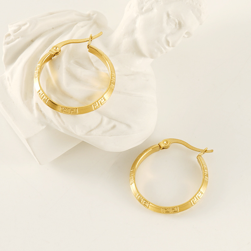 Cruz-frontera europea y americana ins estilo de titanio de acero círculo hebilla pendientes de acero inoxidable 18K Luz de lujo todo partido pendientes geométricos para las mujeres