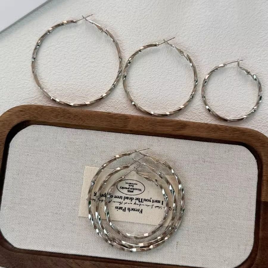 Pendientes de aleación Pendientes de alta calidad de perlas para mujer Pendientes exagerados de temperamento de lujo ligero coreano Pendientes largos con borlas al por mayor