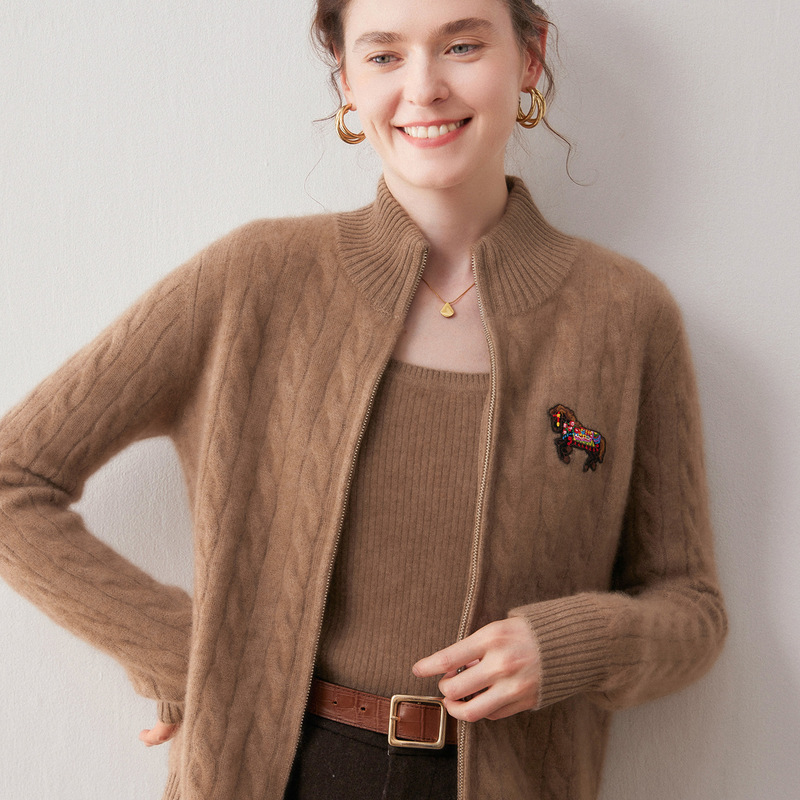 High-end, intricately knitted cashmere cardigan for women, featuring a high collar, double zipper, loose fit, and a slimming effect; a thick, warm outerwear piece High-end, intricately knitted cashmere cardigan for women, featuring a high collar, double zipper, loose fit, and a slimming effect; a thick, warm outerwear piece