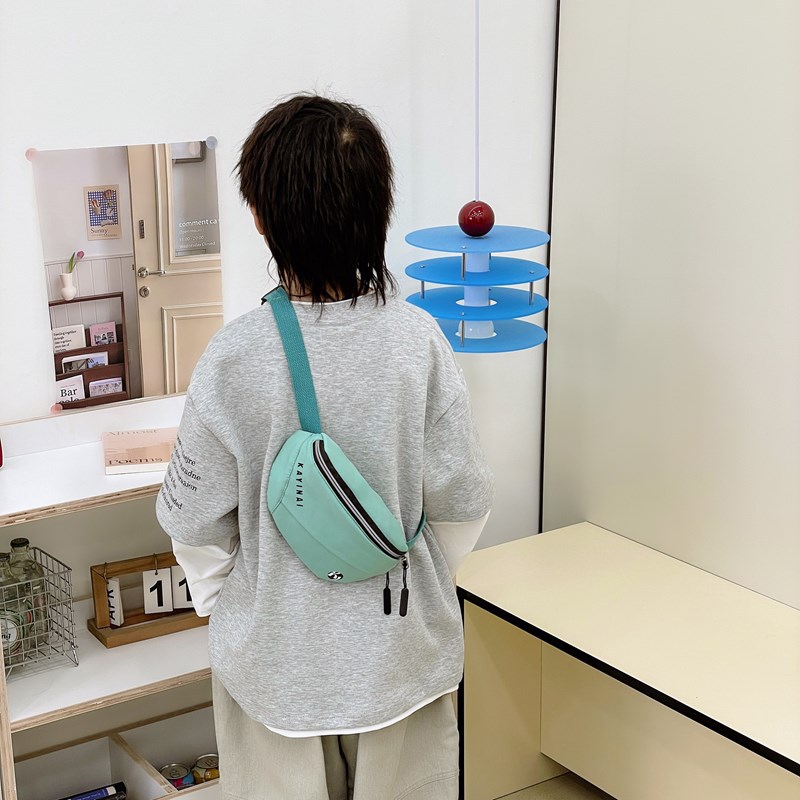 Versión coreana del bolso del pecho del niño guapo, letras de estilo occidental, bolsillos para niños y niñas, 2025 nuevo bolso de mensajero para niños de comercio exterior, marea
