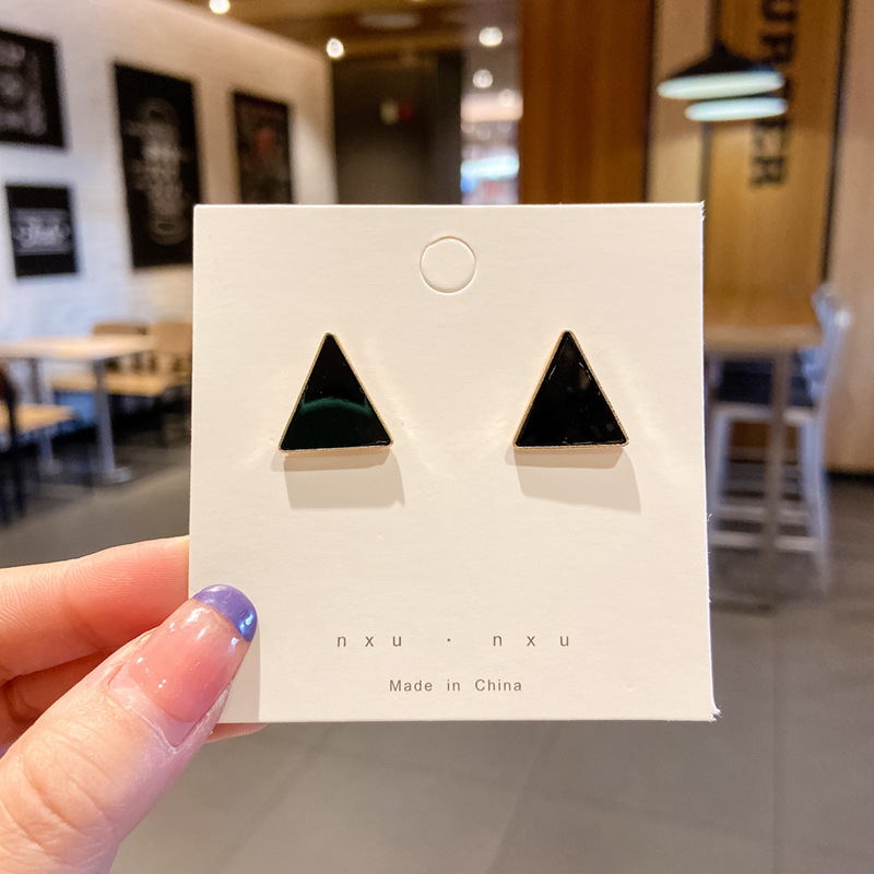 Pendientes transfronterizos, pendientes de metal de alta calidad, pendientes de 2025 nuevos pernos de moda, temperamento ligero y lujoso, pendientes de atmósfera