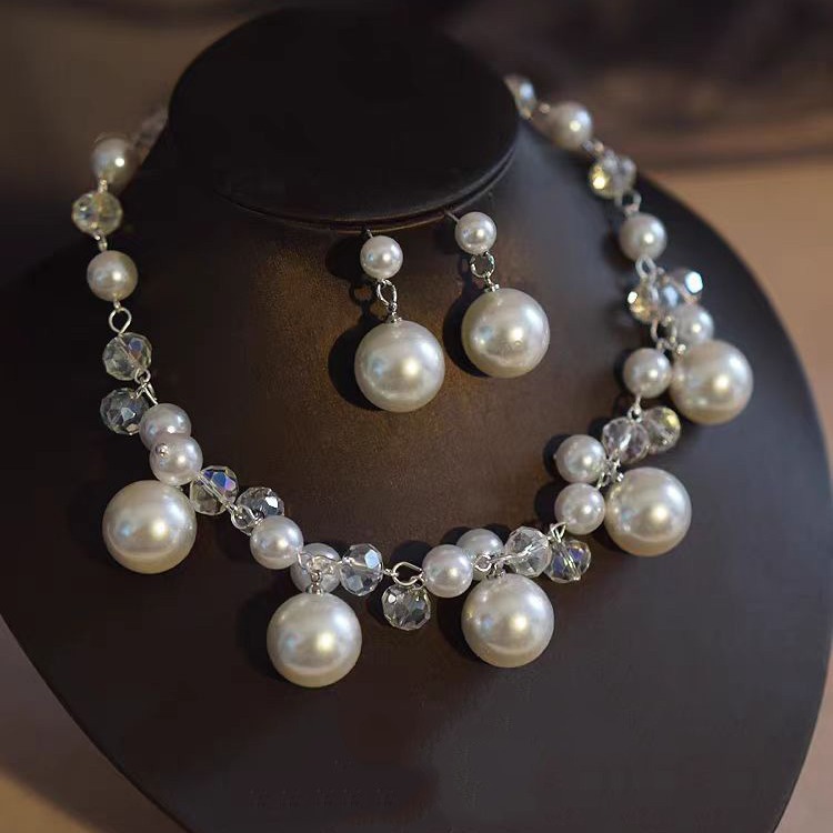 Retro elegant necklace for bride handmade from pearl
