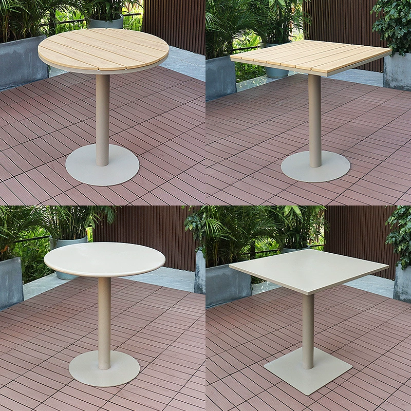 Открытый пластиковый стол и стулья в зоне отдыха для переговоров по приему единого стола