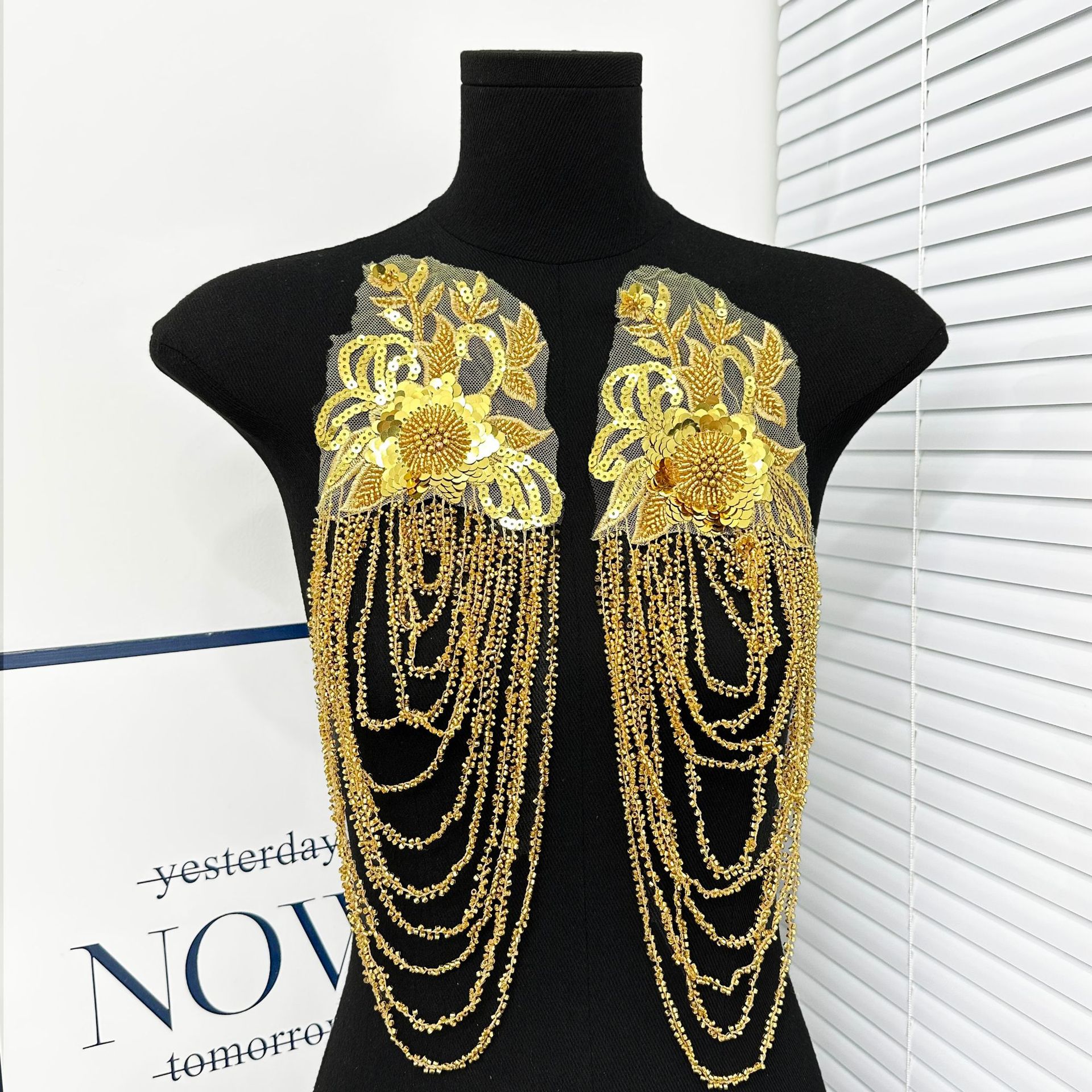 Clavos pesados de estilo europeo y americano con perlas de bordado de perlas negras vestido de hombro cadena esclava de escenario accesorios de decoración