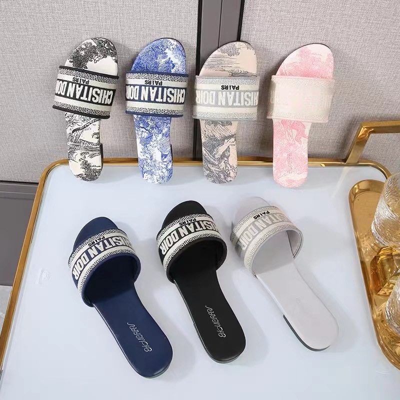 D casa con el mismo estilo zapatillas bordadas con letras para mujer 2022 primavera y verano nuevo estilo de cuero todo fósforo sandalias y zapatillas de playa de fondo plano
