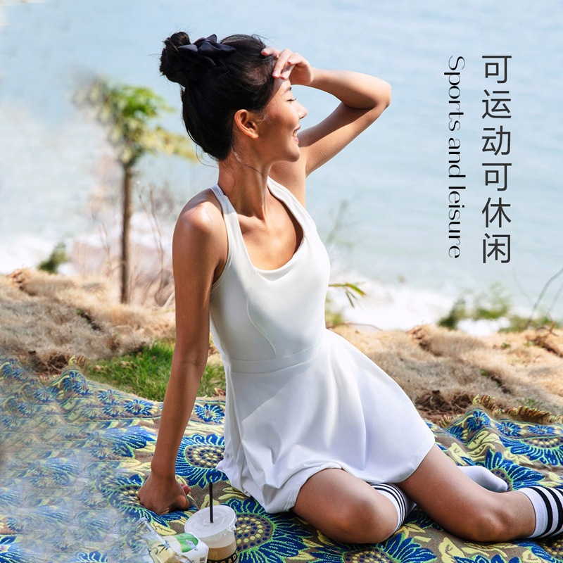 Comercio exterior nuevo traje deportivo de fitness vestido suelto de una pieza para mujer con almohadilla en el pecho anti-exposición corriendo falda de fitness