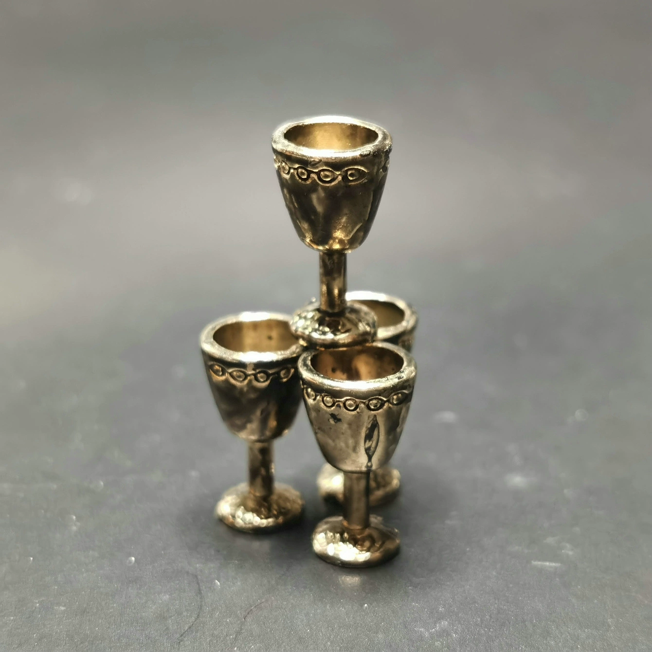 Кукольный домик [мини-сплав винтажный бокал для вина] Кукольный домик DIY подвесные аксессуары имитация кухонного материала