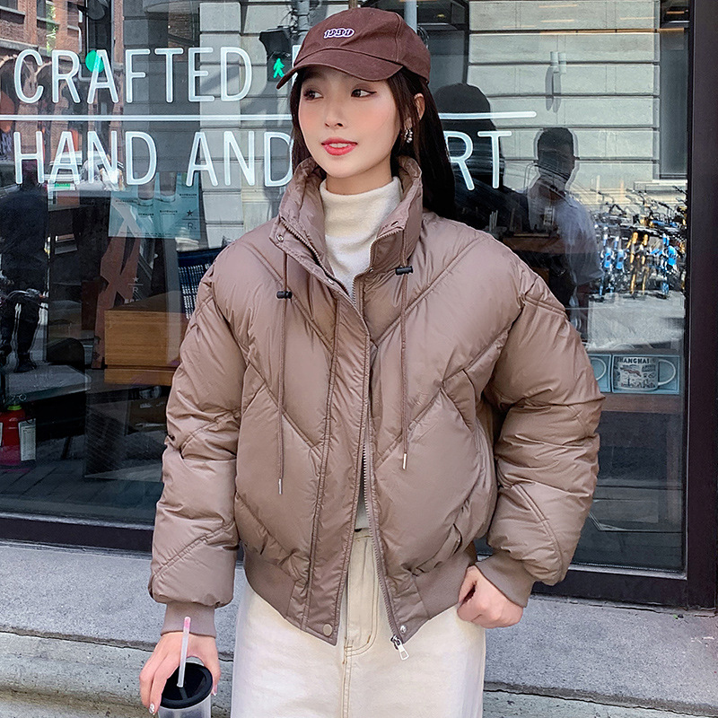 Capa de algodón de pluma corta para mujeres 2025 invierno estilo de diseño de cuello de estilo suelto y grueso chaqueta de pan al por mayor image 4
