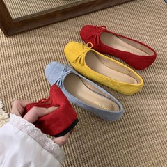 小さい子の中で高くなってキャンディー色の蝶結びの丸い頭のメアリーの珍の靴の女性の2025新型の柔らかい底の小さい黄色の靴