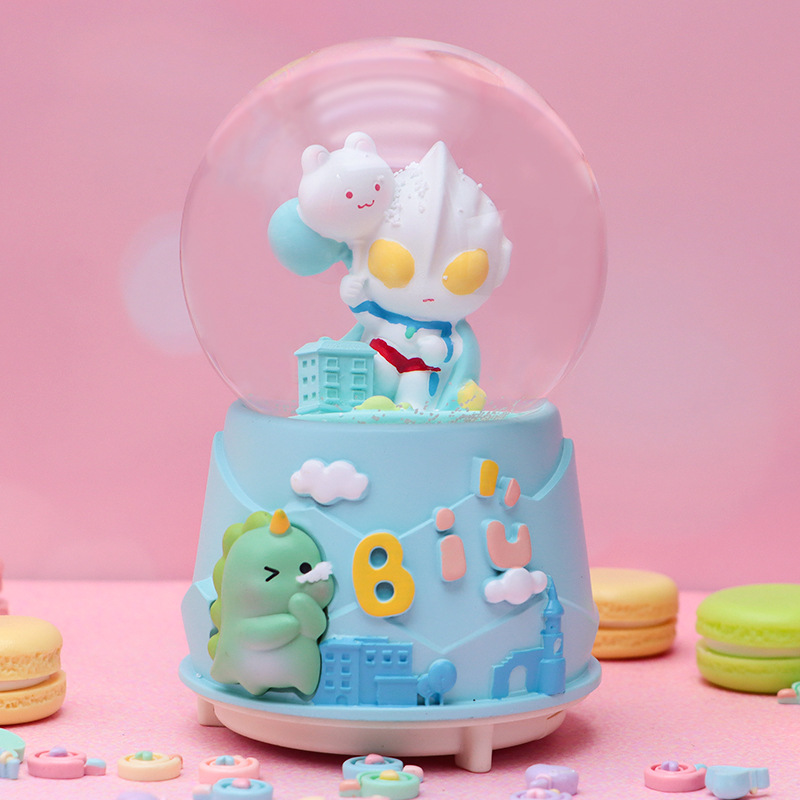 Anime japonés mismo estilo Crayon Shin-chan y Little White Crystal Ball Music Box Creative Piaoxue Music Box Regalo para estudiantes