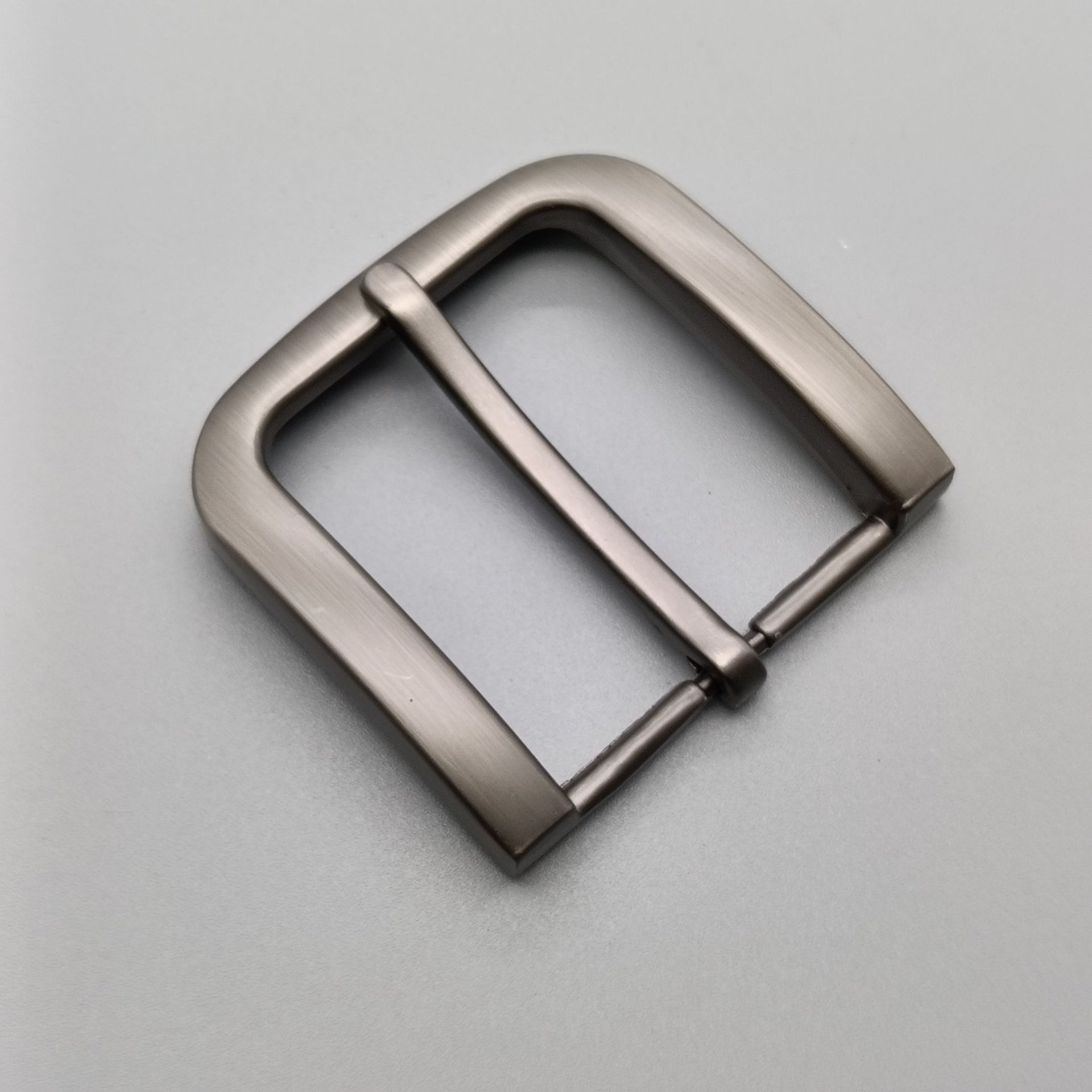 Comercio exterior al por mayor cinturón de aleación para hombres de alta gama hebilla 4.0 cinturón hebilla tipo aguja pistola de cuero dibujo negro