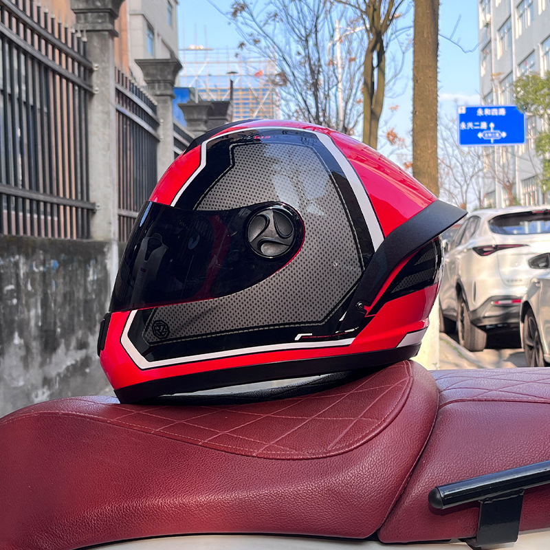 홍차를 곁들인 레드 사이버