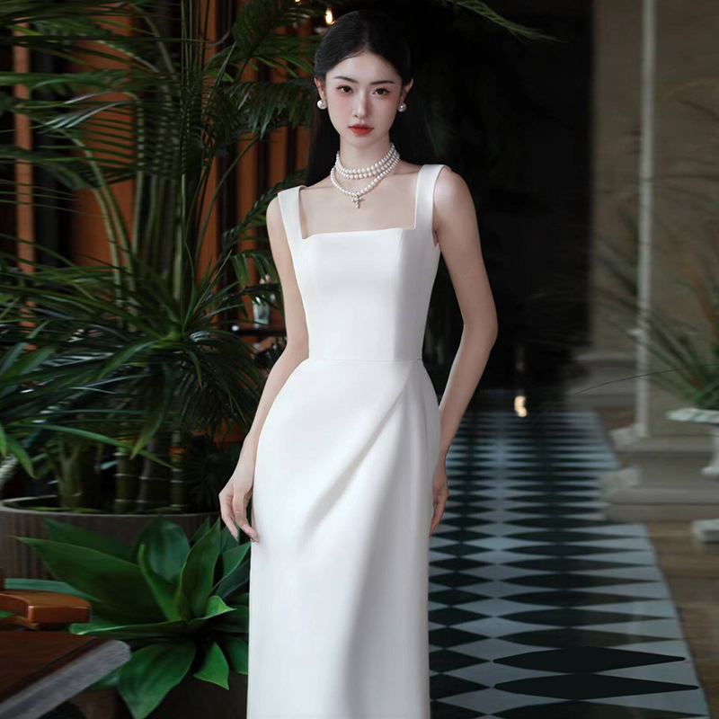 Vestido de noiva leve com acabamento em cetim, toque sofisticado, sem alças, luxo discreto, simples e elegante, ideal para..._voghion.com