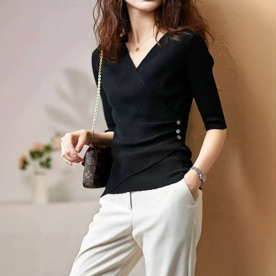 Áo thun nữ cổ chữ V tay ngắn dáng ôm nhẹ — đen