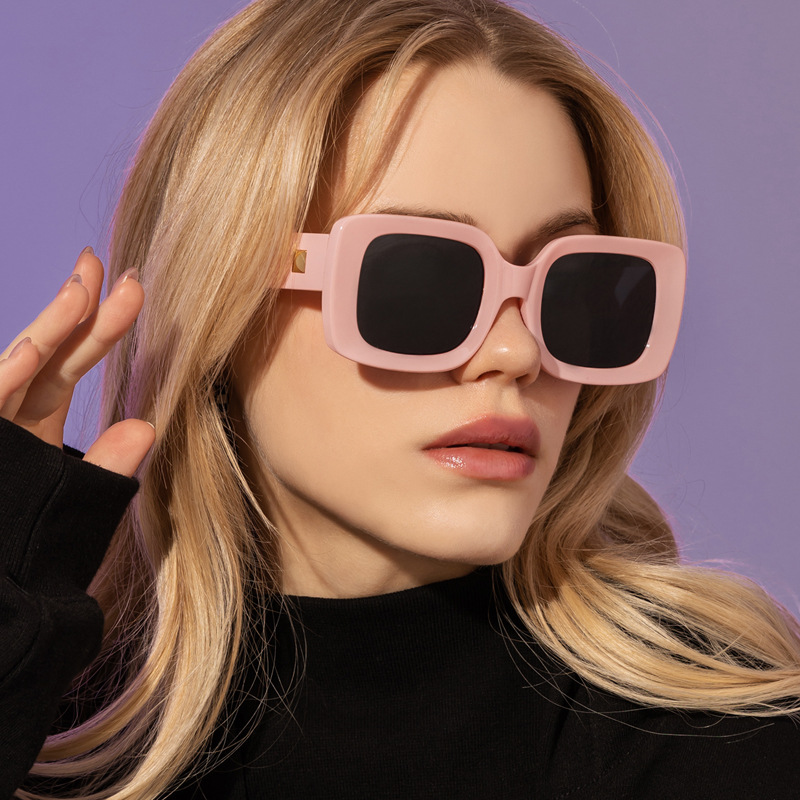 Retro Fashion Simple Style Women's Sunglasses display picture 2