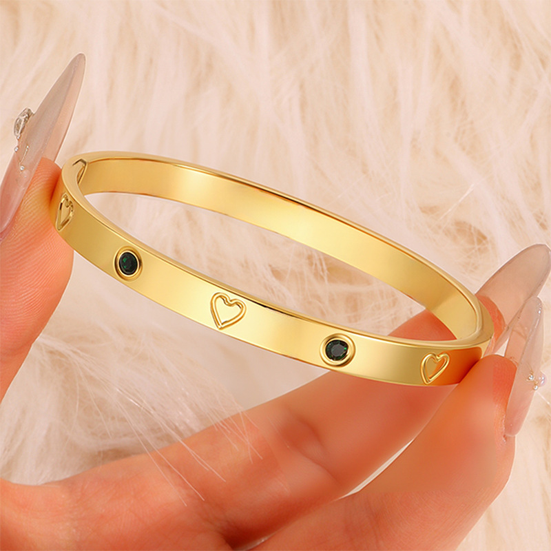 Pulsera clásica con forma de corazón y diamantes incrustados, resistente a la decoloración, para niñas, de alta gama, lujo ligero, a la moda, pulsera de acero de titanio, joyería superventas transfronteriza. image 13