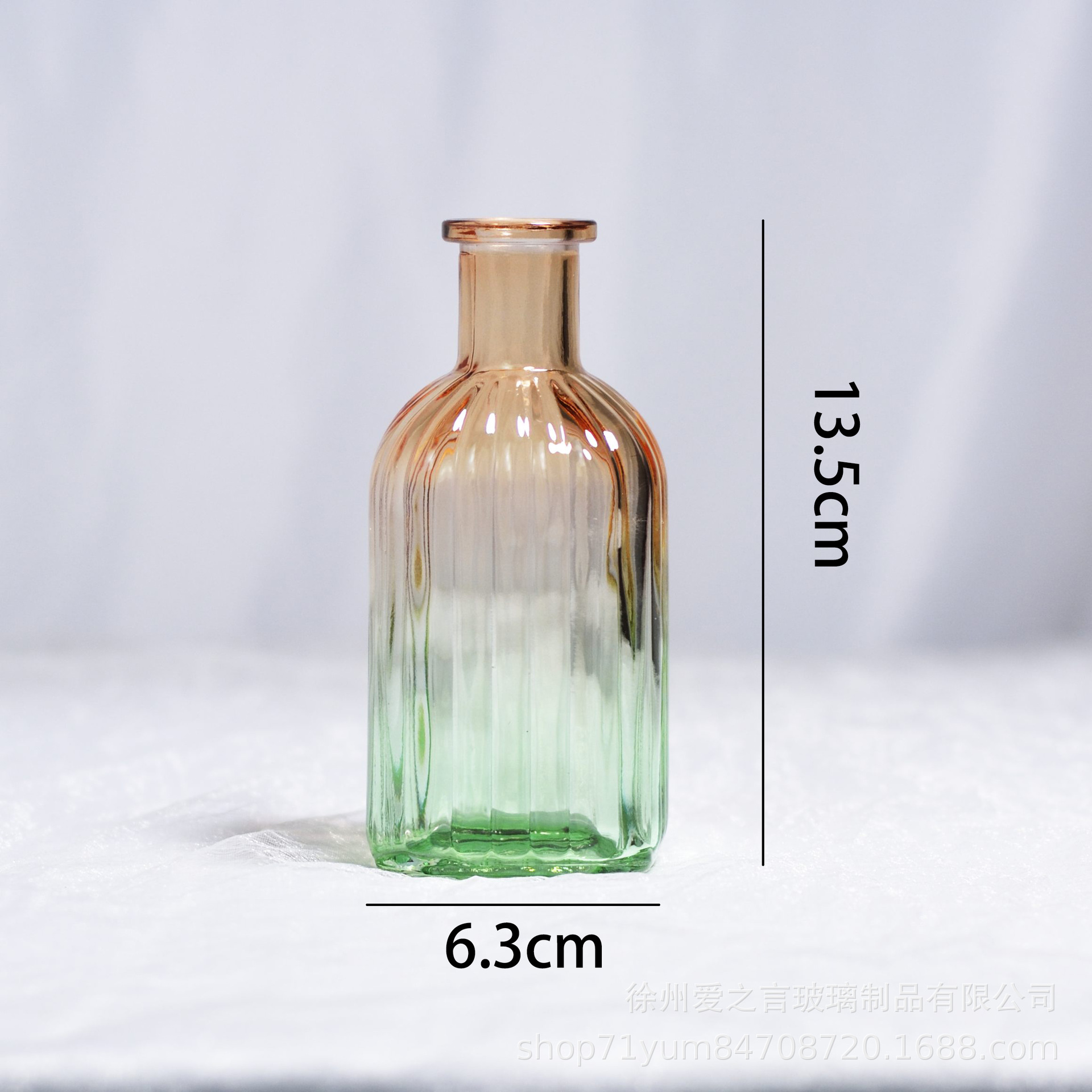 Square reagent vase; orange-green gradient